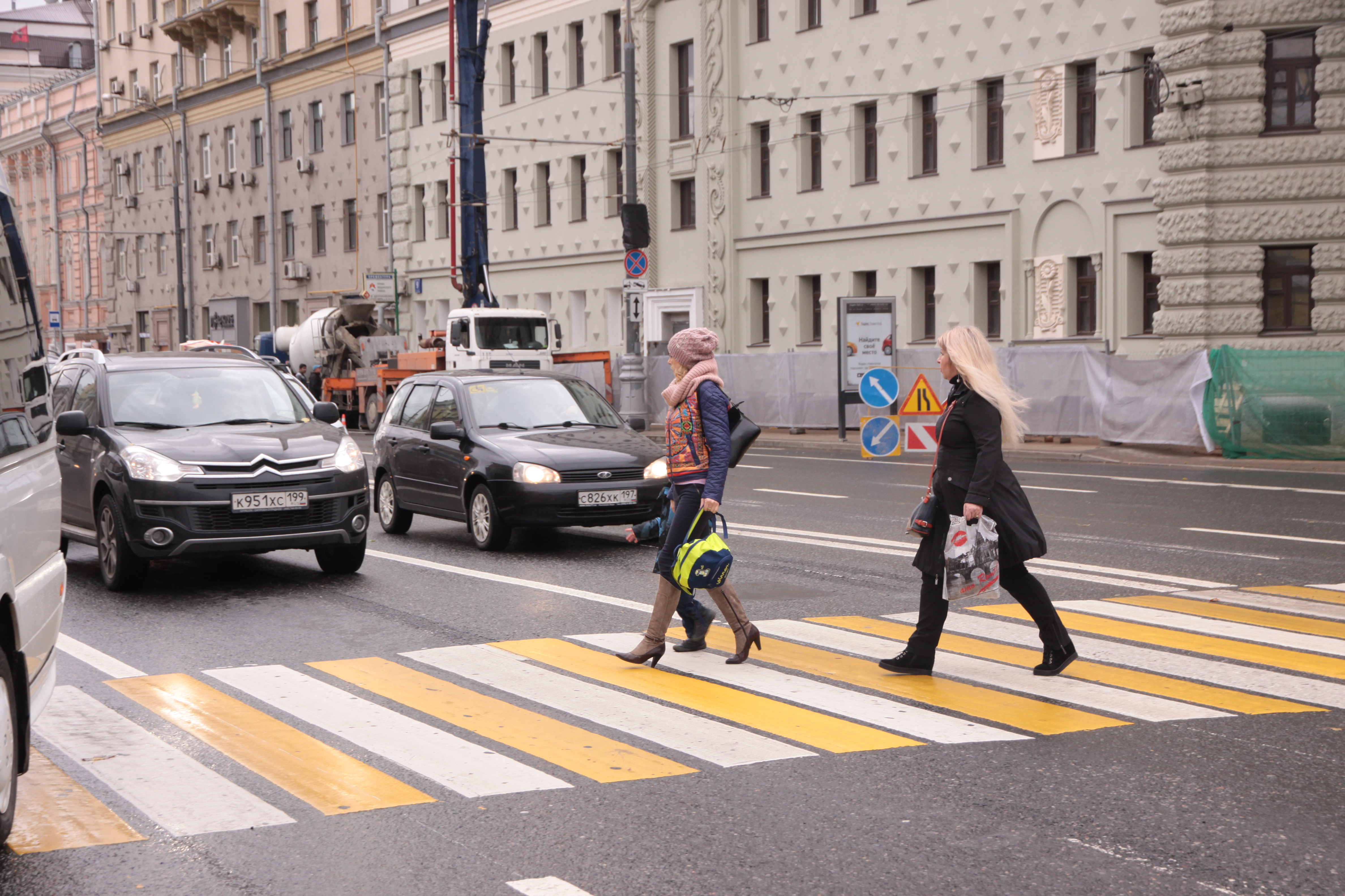 Пешеход россии. Люди на пешеходном переходе. Пешеход на дороге. Машина на пешеходном переходе. Пешеход пешеходный переход.