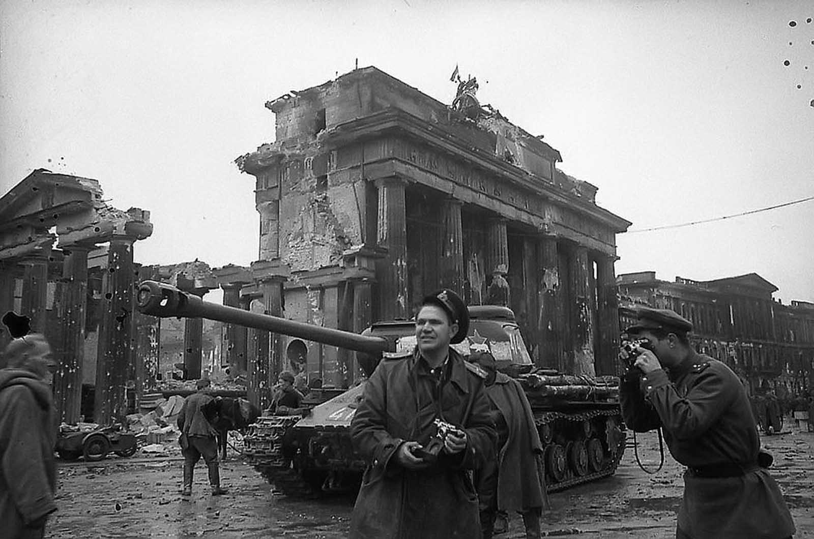 После великой победы. Бранденбургские ворота Берлин 1945. Победа Берлин 1945. ИС 2 Бранденбургские ворота.