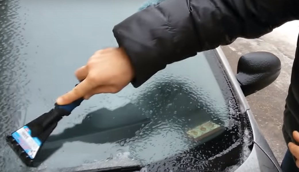 Как очистить стекло авто от льда